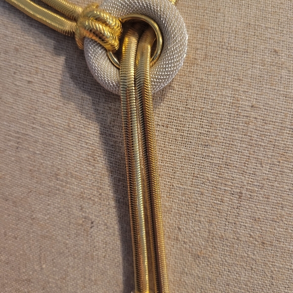 VINTAGE BEAUTIFUL 24"LONG NECKLACE BY JOANS NEW YORK - Picture 4 of 5